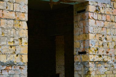 Yeniden yapılanma ya da oluşum süreci. Bir odayı ya da binayı yeniden dekore etmek, tipik olarak farklıdır.