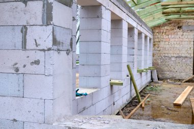 Bir şey inşa etmek, tipik olarak büyük bir yapı. Ev, okul, dükkan ya da fabrika gibi duvarları olan bir yapı.