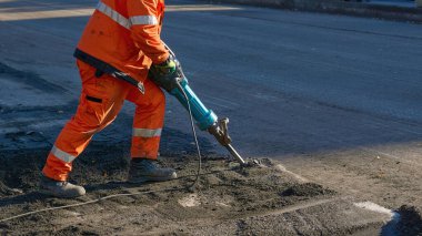 Kaya, beton ve kaldırımı parçalamak ya da yıkmak için kullanılan sıkıştırılmış hava veya elektrikle çalışan güçlü, elde tutulan bir araç.