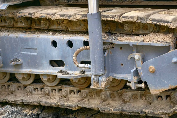 Traktör, tank vb. tekerlere yerleştirilmiş geniş bir zincir. Aracın ülke çapındaki yeteneğini geliştirmek için.