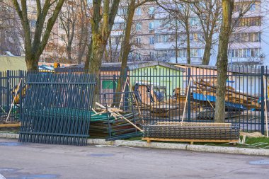 bir bariyer, parmaklık, ya da diğer dik yapı, tipik olarak ahşap ya da tel, bir sınır belirlemek için zemin bir alan çevreleme, kontrol erişimi