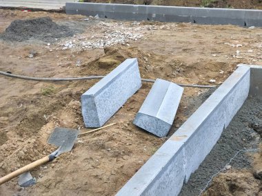 Bir şeyin inşası, tipik olarak büyük bir yapı, yol ve diğer şeyler.