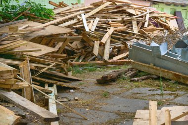 Artık var olmayan ya da onarılamayan bir şeye çok fazla zarar verme eylemi ya da süreci