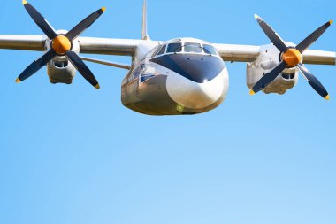 Uçak, helikopter ya da havada uçabilen diğer makineler.