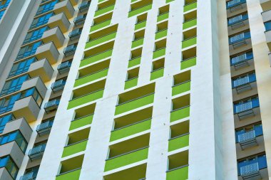 çatısı ve duvarları olan bir yapı, ev, okul, mağaza ya da fabrika gibi.