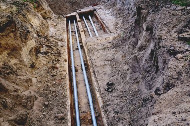 Su şebekesi için gerekli olan boru, tank, donanım ve diğer cihazlar.