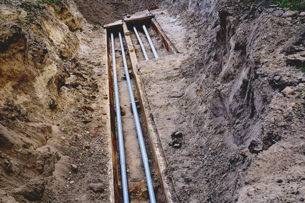 Su şebekesi için gerekli olan boru, tank, donanım ve diğer cihazlar.