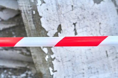 Artık var olmayan ya da onarılamayan bir şeye çok fazla zarar verme eylemi ya da süreci