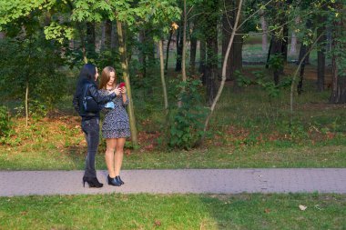 Başka bir kişi ya da grupla başka bir şey hakkında konuş.