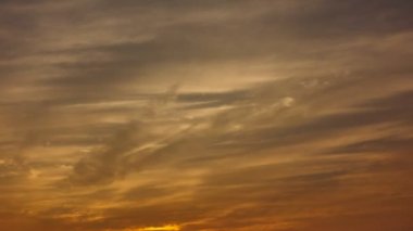 Altın bulutlar günbatımı.