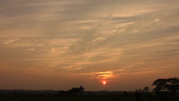 Nubes doradas puesta de sol . — Vídeos de Stock