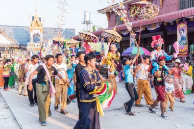POY uzun şarkı söyledi..