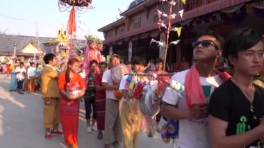 POY uzun şarkı söyledi..