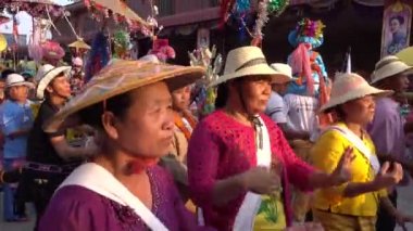 POY uzun şarkı söyledi..