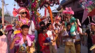 POY uzun şarkı söyledi..