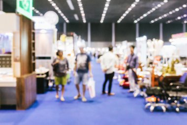 Bulanık defocusing adam.