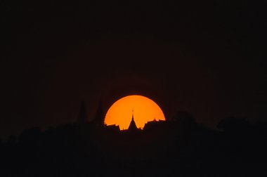 Doi Suthep tapınağının arkasındaki günbatımı.
