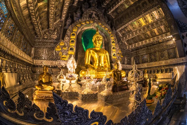 Buddha-Statue am silbernen ubosotha. — Stockfoto