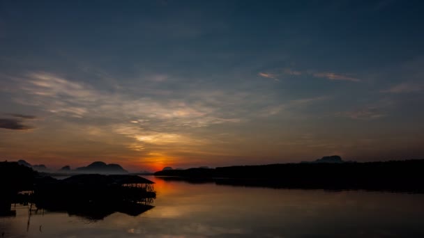 Východ slunce v malé rybářské vesnici. — Stock video
