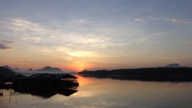 Güney Tayland küçük bir balıkçı köyünde gündoğumu. Zaman atlamalı kamera pan ile.