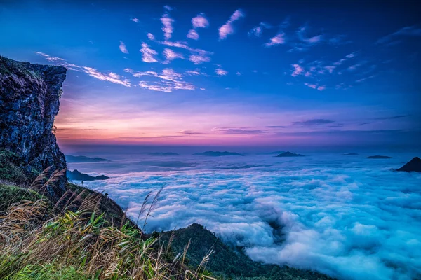 Mar de nevoeiro em Phu chi fa . — Fotografia de Stock