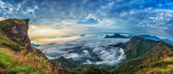 Mar de nevoeiro em Phu chi fa . — Fotografia de Stock