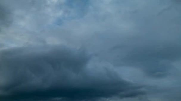 Mouvement nuages gris dans le ciel . — Video