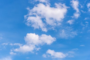Mavi gökyüzüne karşı beyaz bulutlar.