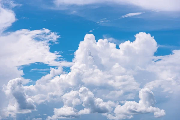 Awan putih melawan langit biru. — Stok Foto