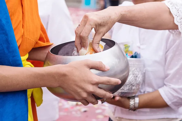 Jedzenie daje do buddyjskiego mnicha. — Zdjęcie stockowe