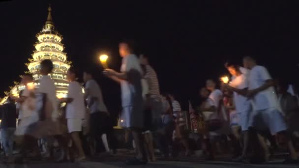 Свеча зажглась в Хуай Пла Кунг . — стоковое видео