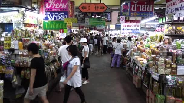 Shoppare på Warorot market. — Stockvideo