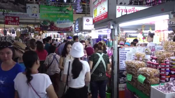 Winkelend publiek op de markt van de Warorot. — Stockvideo