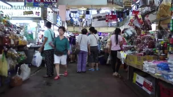 Winkelend publiek op de markt van de Warorot. — Stockvideo