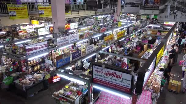 Compradores en el mercado Warorot . — Vídeos de Stock