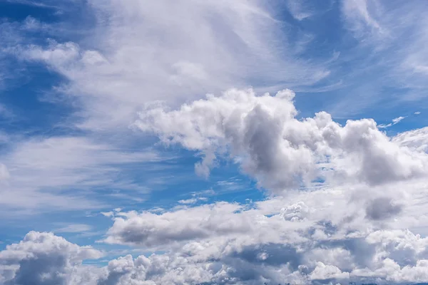 Białe chmury na błękitne niebo. — Zdjęcie stockowe