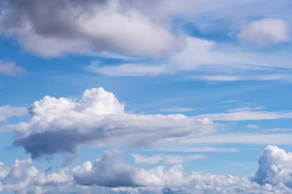 Awan putih melawan langit biru. — Stok Foto