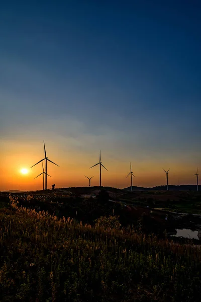 Günbatımında Rüzgar Türbini Çiftliği Gökyüzünde Elektrik Üretiyor Yenilenebilir Güç Kaynakları — Stok fotoğraf