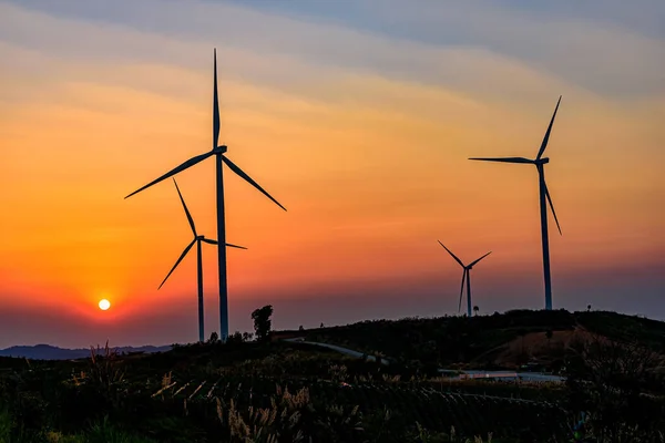 日落天空上的风力涡轮机农场发电 可再生能源供电 — 图库照片