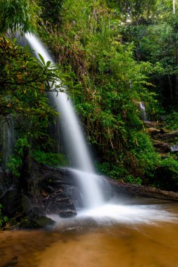 Mon Tha Thhan Şelalesi. Doi Suthep-Pui Ulusal Parkı 'nın en ünlüsü. Chiang Mai, Tayland. Şelale Chiang Mai şehrine yakın.