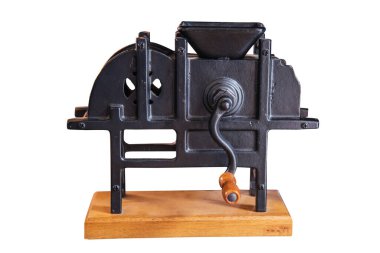 Klasik el yapımı kahve öğütücüsü beyaz arka planda izole edilmiş kırpma yolu ile çalışıyor.