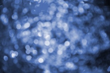 Odaklanamayan mavi renkli yuvarlak bokeh arkaplanı.