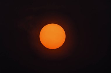 Güneş turuncusu dramatik gökyüzü ve parlak alacakaranlık arkaplanı. Sıcak yaz sezonu geçmişleri. Karanlık ve şafak konsepti