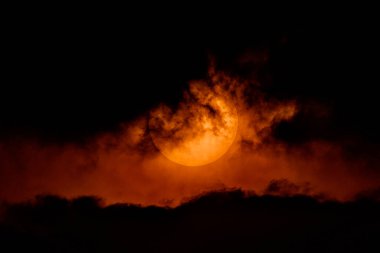 Güneş turuncusu dramatik gökyüzü ve parlak alacakaranlık arkaplanı. Sıcak yaz sezonu geçmişleri. Karanlık ve şafak konsepti