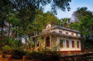 Sri Rong Muang tapınağı Tayland 'ın Lampang ilindeki Budist tapınağıdır. Burma 'daki eski tapınak binası..