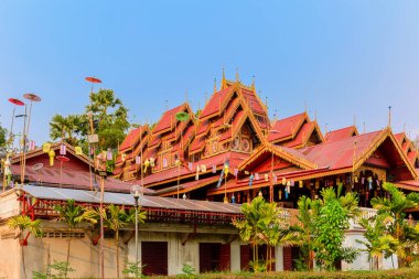 Sri Rong Muang tapınağı Tayland 'ın Lampang ilindeki Budist tapınağıdır. Burma 'daki eski tapınak binası..