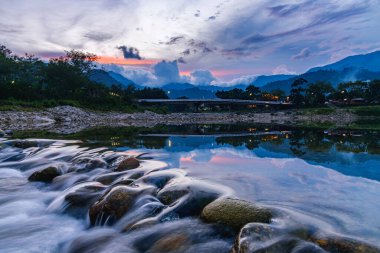 Tayland 'ın Nakorn Sri Thammarat kasabasındaki Kiriwong köyündeki dere ve kayaların manzarası. Kiriwong köyü Tayland 'ın güneyindeki en ünlü turistik mekan..