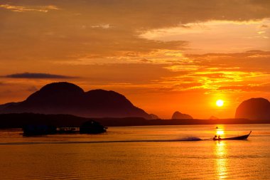 Sabahın köründe Tayland 'ın Phang Nga ilindeki balıkçı Sam Chong Tai köyünde güzel bir manzara. Sam Chong Tai köyü Tayland 'ın güneyindeki ünlü turistik mekan..