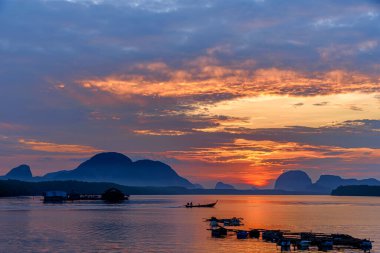 Sabahın köründe Tayland 'ın Phang Nga ilindeki balıkçı Sam Chong Tai köyünde güzel bir manzara. Sam Chong Tai köyü Tayland 'ın güneyindeki ünlü turistik mekan..