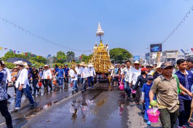 CHIANG MAI, THAILAND - 13 Nisan 2019: Chiang Mai Songkran Festivali. Buda Phra Singh 'i yıkama geleneği yıllık olarak yürüdü. İnancına saygı duyarak.